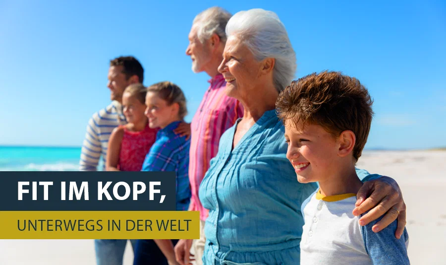 Mehrgenerationenfamilie am Strand: Im Vordergrund lächelt ein Junge, neben ihm steht eine ältere Frau mit dem Arm um seine Schulter. Dahinter sind weitere Familienmitglieder unterschiedlichen Alters und Geschlechts zu sehen. Alle blicken gemeinsam in die Ferne. Der Himmel ist blau, das Meer türkis. Links im Bild steht der Text „FIT IM KOPF, UNTERWEGS IN DER WELT“.