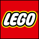 Eine LEGO Star Wars Darth Vader Figur mit einem roten Lichtschwert, neben ihrer Verpackung, die ebenfalls die Figur zeigt.