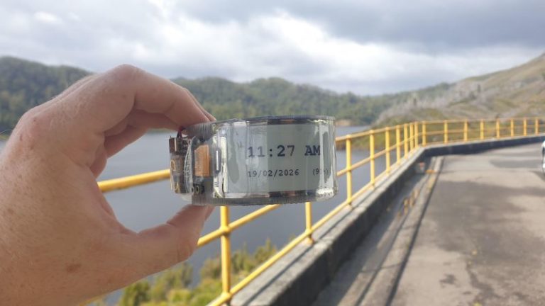  Minimal Curved E-Ink Smartwatch with XIAO nRF52840