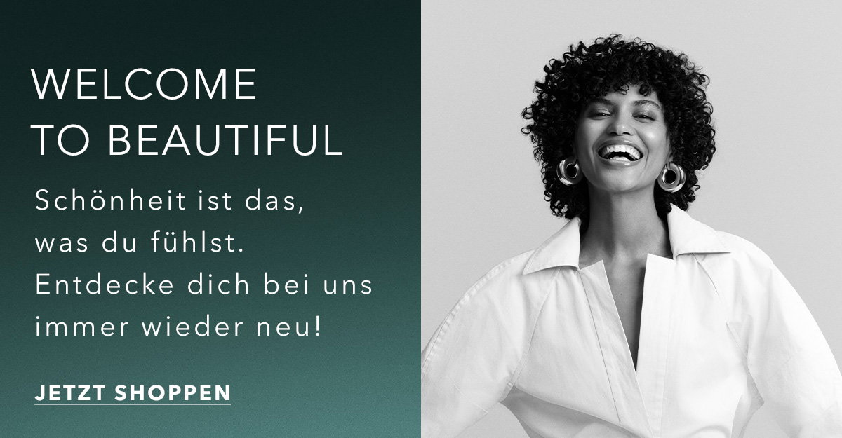 „Douglas-Werbebanner mit lächelnder Frau in weißer Bluse und dem Text: ‚Welcome to Beautiful – Schönheit ist das, was du fühlst. Entdecke dich bei uns immer wieder neu.‘“