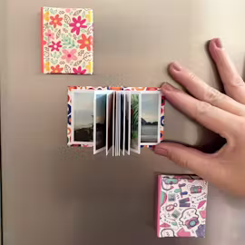 3 Mini Books empilhados na mão