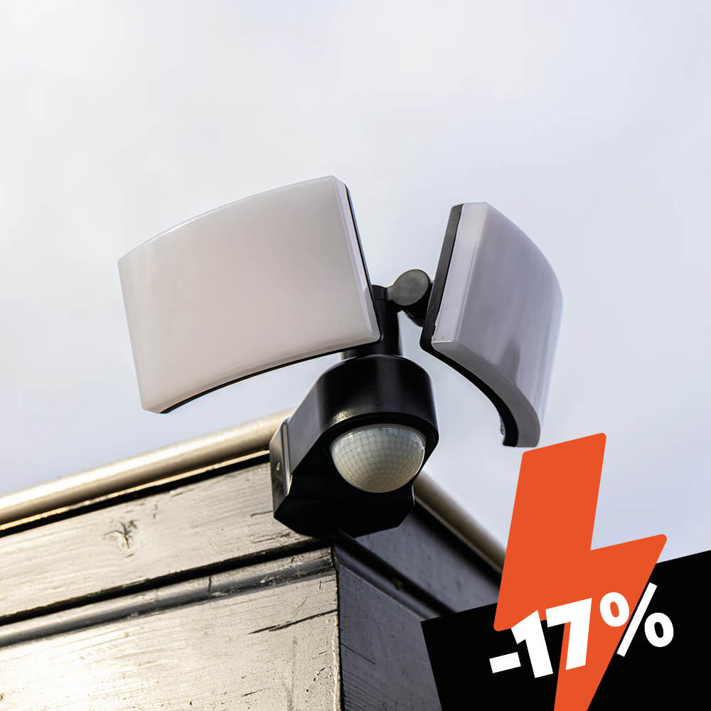 Luton double wall light for corner mounting