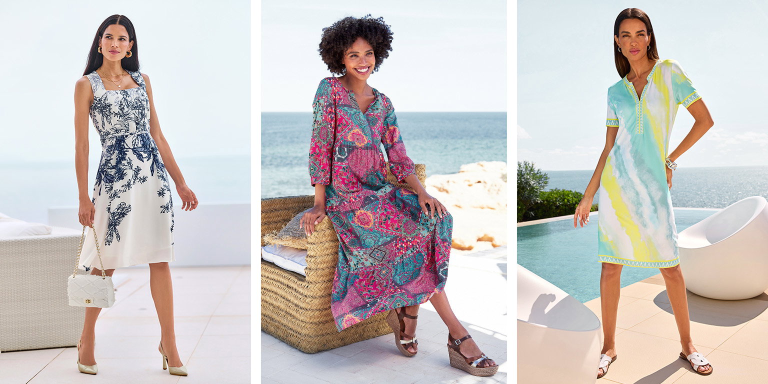 Drie modellen dragen jurken: links wit met blauw bloemenpatroon, midden lange kleurrijke jurk met paisley-patroon, rechts kort mouwjurk in pasteltinten met V-hals.