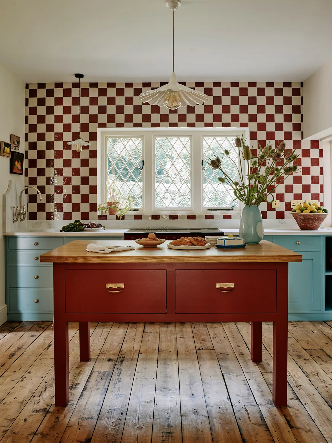 You’ll Almost Always Find These 6 Design Details in an English Country Kitchen