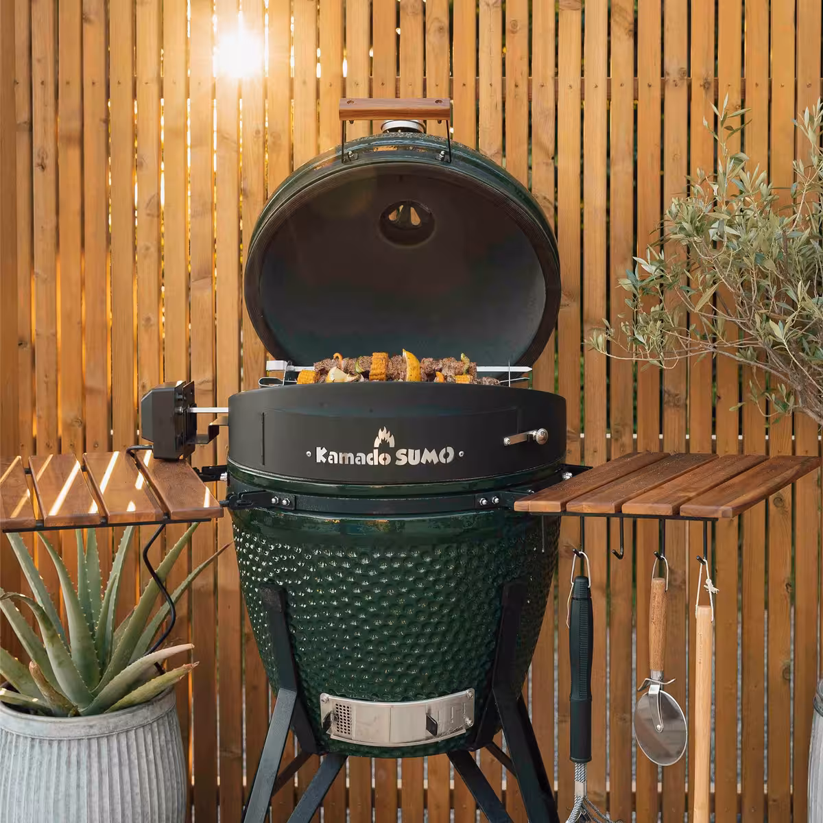 Kamado sumo Maxi kulgrill, grøn + grillmesterens rotisserie og pizzaovn