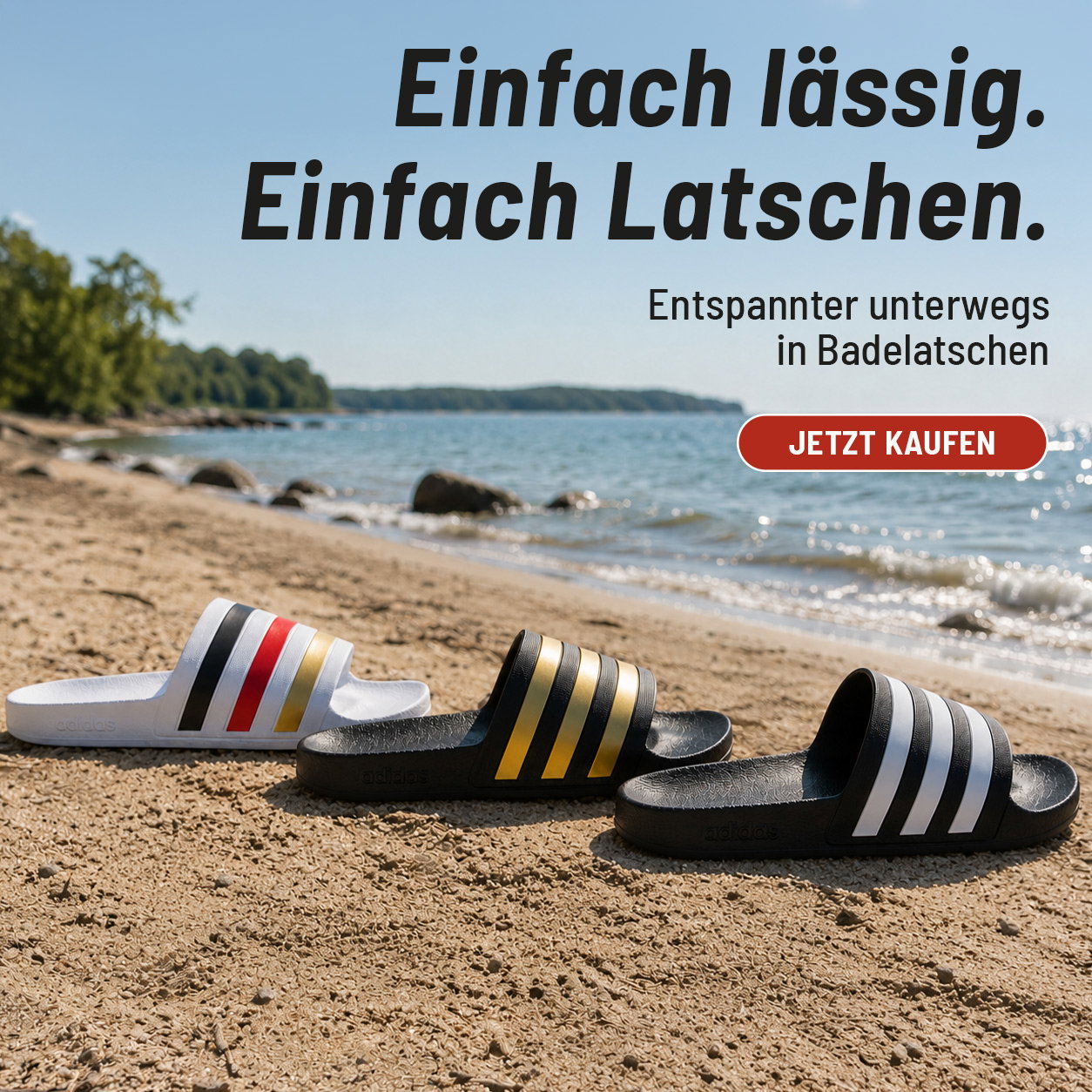 Drei Badelatschen am Strand mit dem Meer im Hintergrund