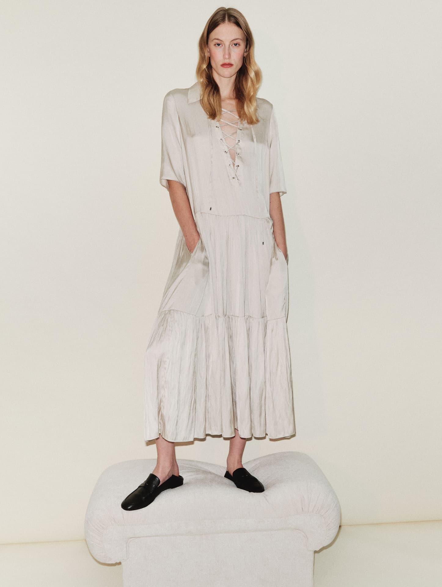 Robe longue encolure lacée en Angel Skin champagne