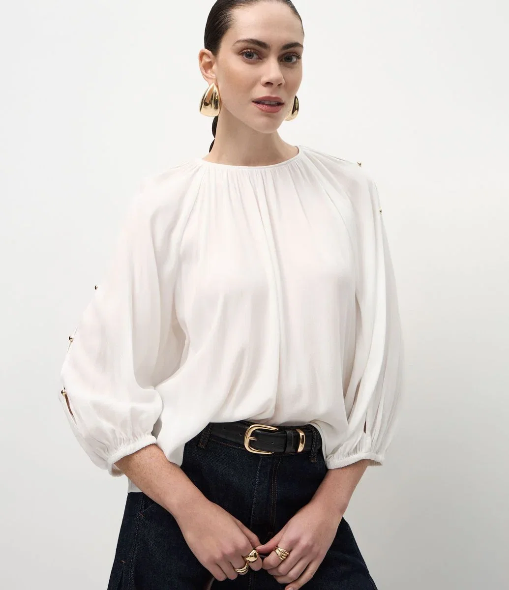 Blusa em Viscose com Botões Delicados nas Mangas