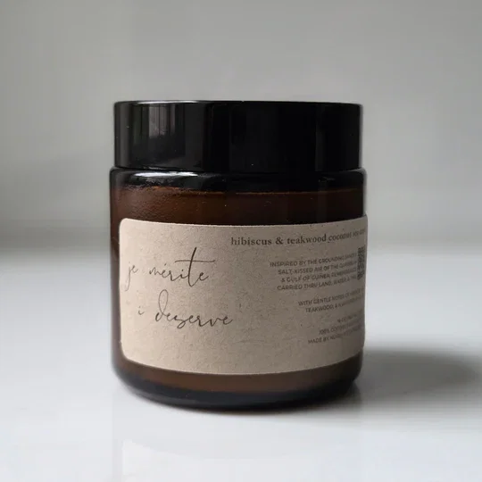 je mérite x myd naturals - hibiscus & teakwood 4oz coconut soy candle