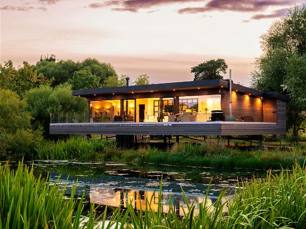 Water Villa Lilly - lakefront luxe retreat