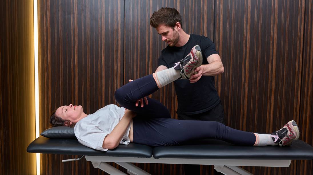 “Als je hiermee verder traint, kan je artrose krijgen”: HLN‑kinesist geeft 4 tips voor pijn tijdens sporten (en wat je beter niet doet)