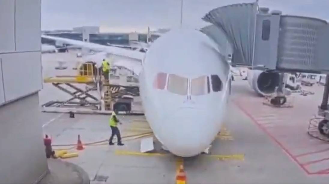 KIJK. Meerdere gewonden nadat nagenoeg nieuwe Boeing van Lufthansa plots door voorste wielen zakt in Frankfurt