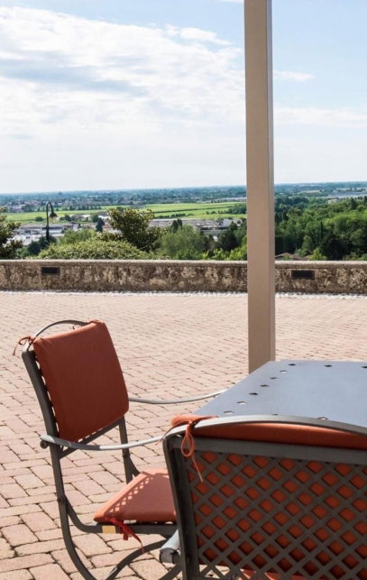 Hotel terrasse mit blick ins grüne