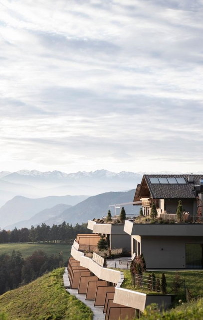 Hotel Außenansicht mit blick in die Berge