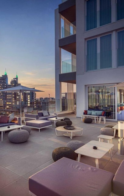 Hotel Terrasse mit gemütlicher Sitzmöglichkeit und sonnenschirmen