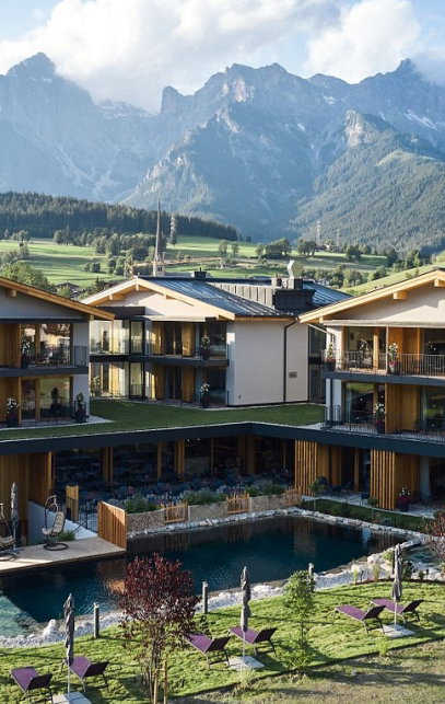 Hotel naturbadeteich mit blick in die Berge