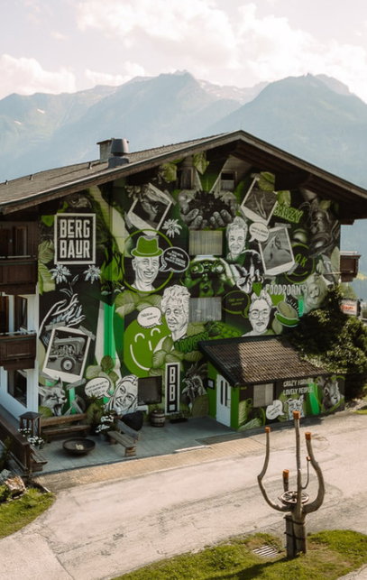 Hotel Außenansicht mit blick in die Berge