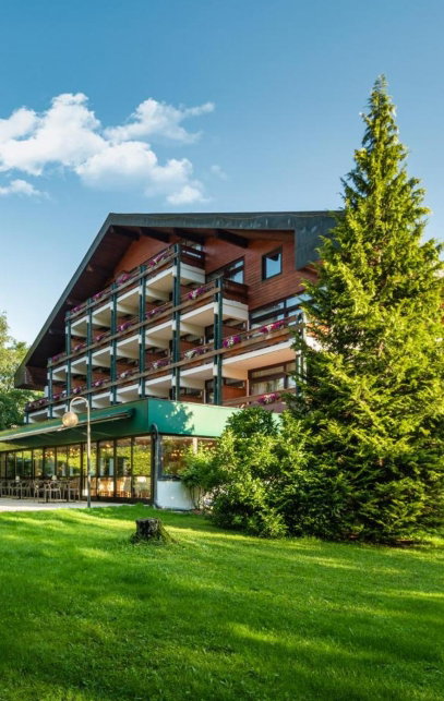 Hotel Außenansicht mitten im Grünen