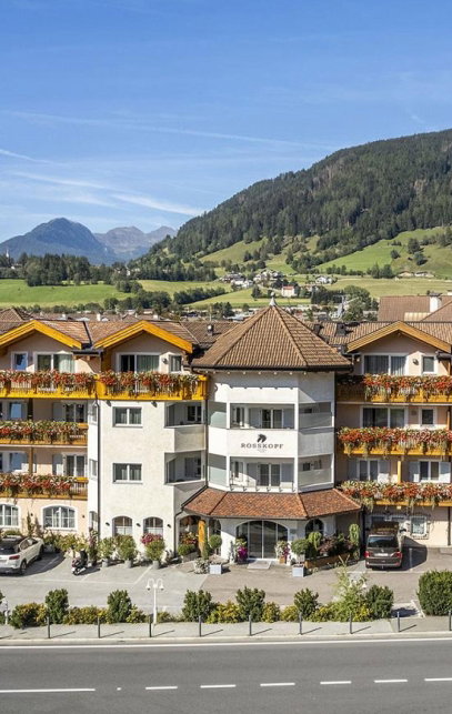 Hotel außenansicht mitten im grünen