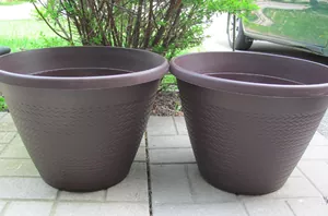 Flip 2 garden planters over for this brilliant idea for your porch