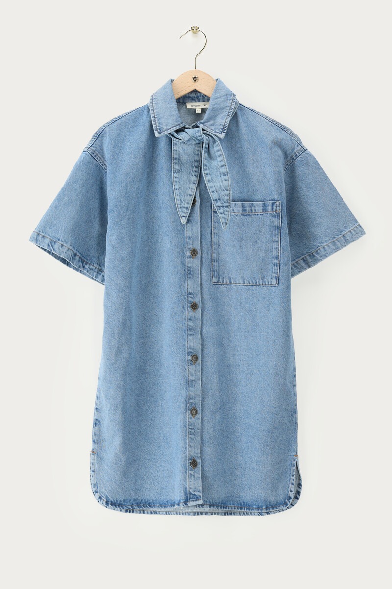 Blauwe denim jurk met korte mouwen en sjaal