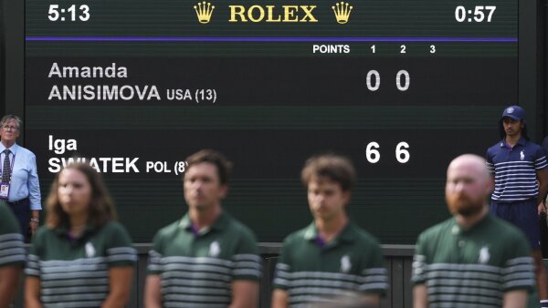  The scoreboard shows the results of the women's singles match between Iga Swiatek of Poland and Amanda Anisimova of the U.S. Anisimova’s score shows two zeros. 
