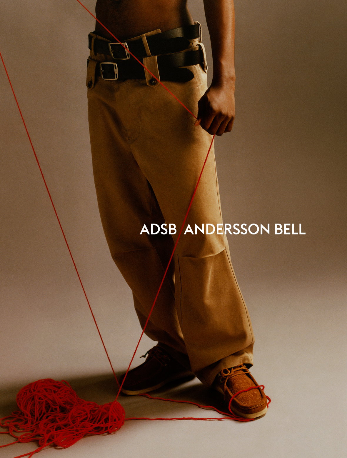 ADSB Anderson Bell | CLARKS ORIGINALS & ANDERSSON BELL |Clarks Originals introduces its first collaboration with Seoul-based collective Andersson Bell. This limited-edition Western-inspired Wallabee features a premium suede upper with tonal embroidery, complemented by both tonal flat and hiker-style laces for versatile styling.