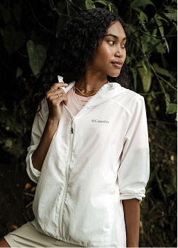 Woman wearing a white jacket