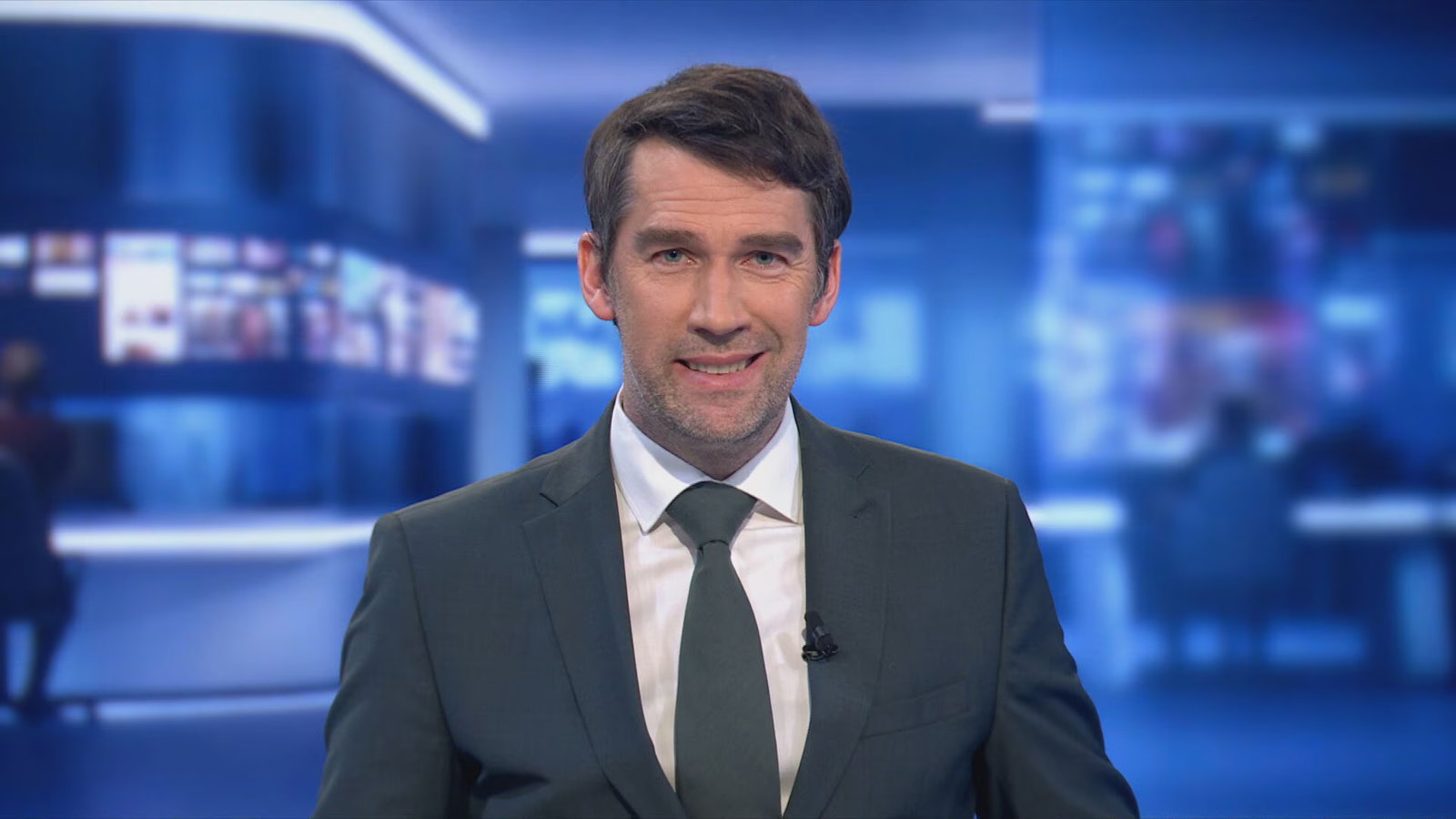VTM NIEUWS-anker Freek Braeckman verklapt op radio dat hij binnenkort gaat trouwen: “Ik heb vrijgezellenweekend”