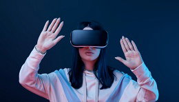 Игра в шлеме виртуальной реальности в Avatar Arena