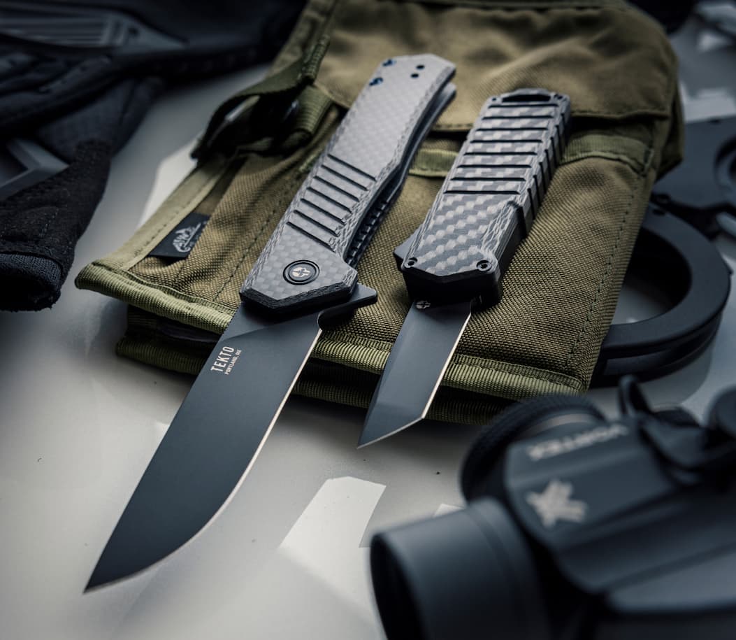 The F1 Alpha and A2 Badger carbon fiber knives side by side.