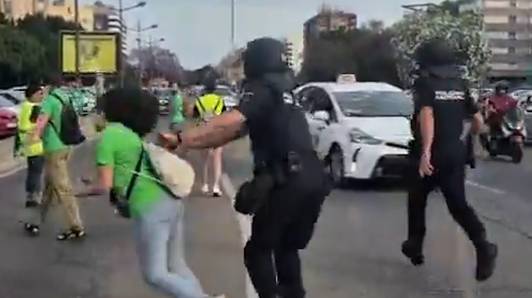 Spaanse politieagent onder vuur nadat hij demonstrant omver duwt