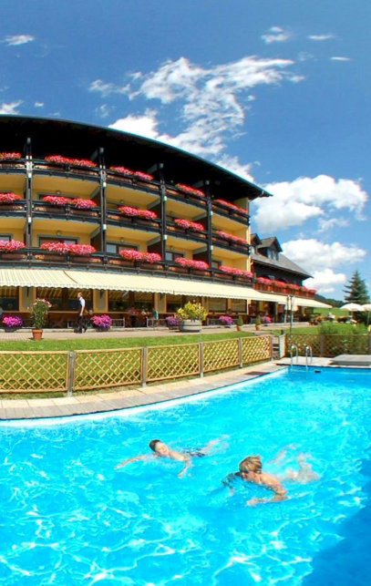 Hotel Außenansicht mit Pool
