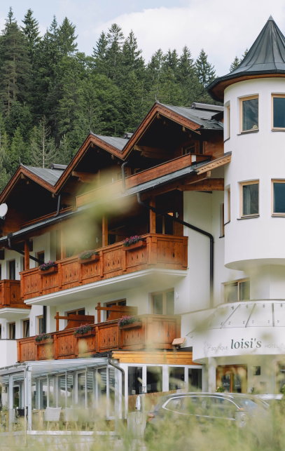 Hotel Außenansicht mitten im Grünen