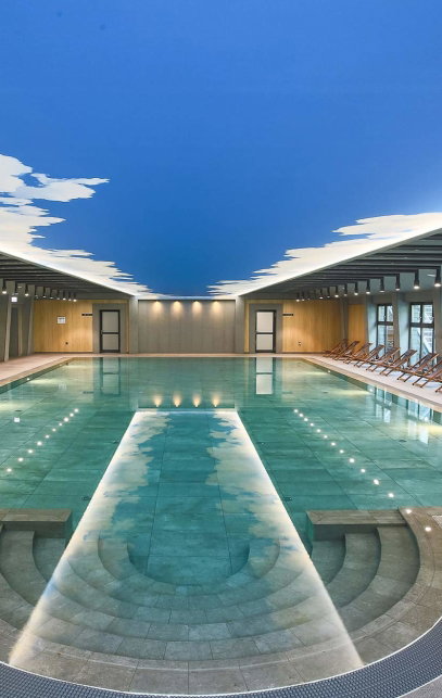 Hotel Wellnessbereich mit Pool und Liegen