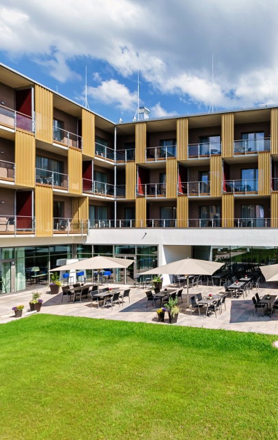 Außenansicht des Hotels mit Terrasse im Sommer