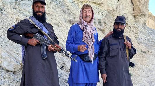 Aimé (80) vinkt zijn 266ste land af... in Afghanistan bij de Taliban: “Mijn familie was doodsbang, maar het was nu of nooit”