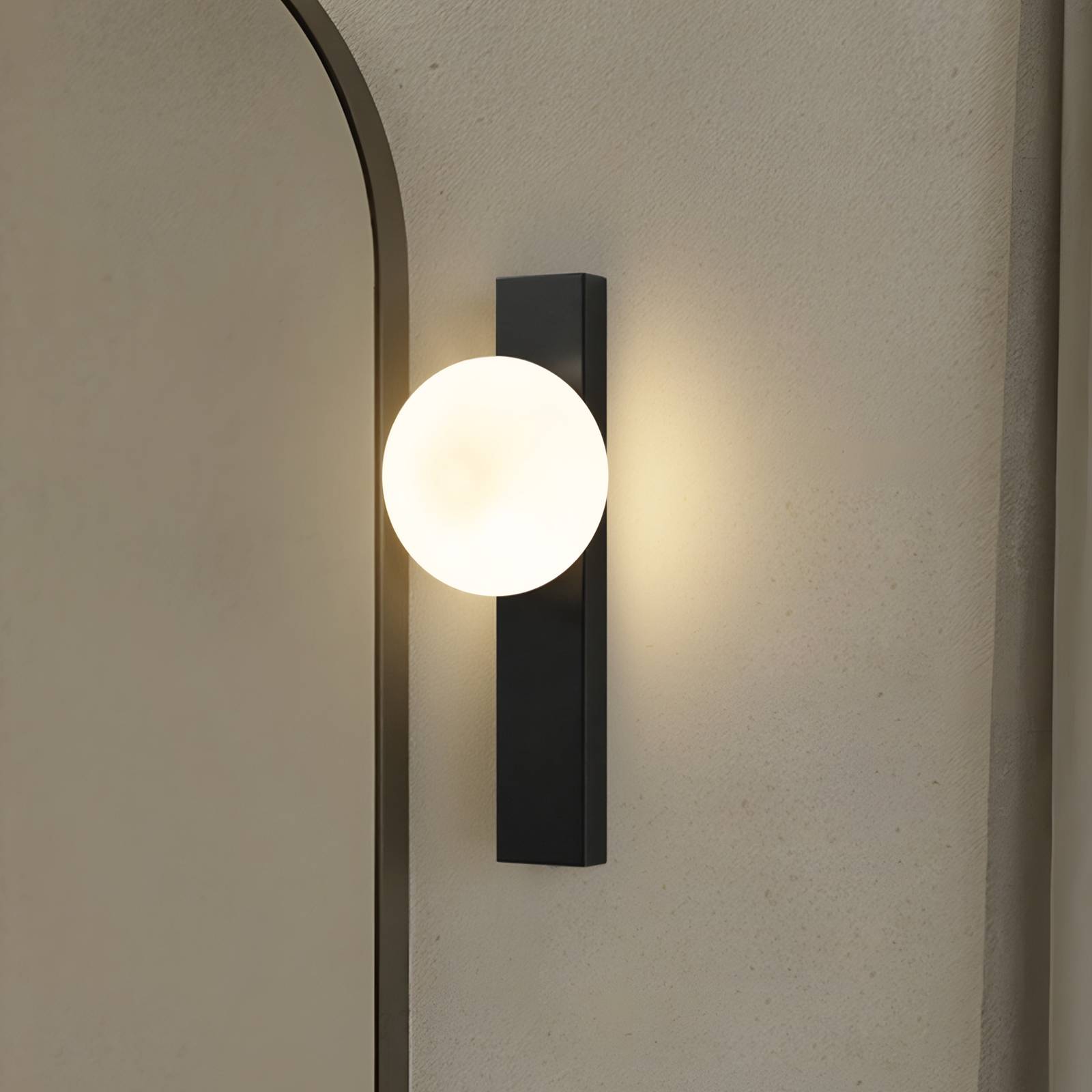 Aplique para baño Lindby Tavrik, negro/blanco, altura 30 cm, cristal