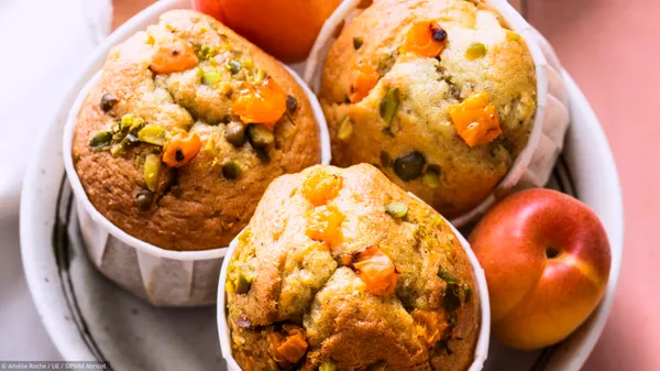 Petits gâteaux moelleux à l'abricot, huile d'olive et pistaches