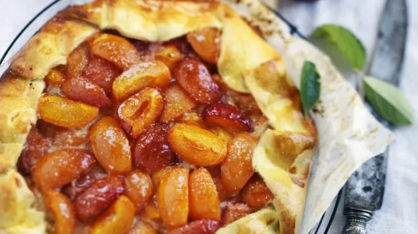 Tarte aux abricots caramélisés et purée d'amandes