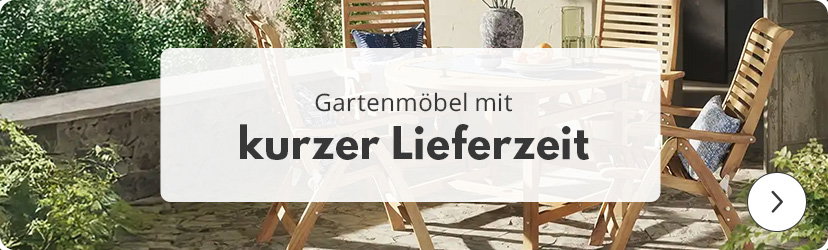 Vier Gartenstühle und ein Tisch aus Holz stehen auf einer steinernen Terrasse. Links und rechts sind Hecken und Sträucher. Rechts hinten steht eine Tür offen. Im Vordergrund ist ein halbtransparentes Textfeld, auf dem steht: 'Gartenmöbel mit kurzer Lieferzeit'.