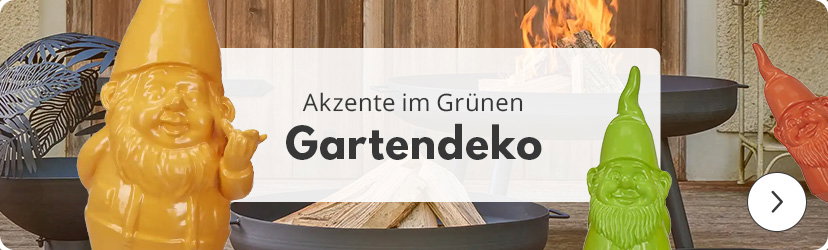 Auf einer Terrasse stehen drei Feuerschalen. In der Mitte ist ein halbtransparentes Textfeld, auf dem steht: 'Akzente im Grünen - Gartendeko'. Im Vordergrund sind drei Gartenzwerge in Orange, Grün und Rot.