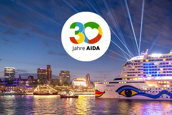 AIDA Kreuzfahrtschiff bei Nacht im Hafen, dazu Logo „30 Jahre AIDA“ | Link zu Geburtstags-Sale von AIDA