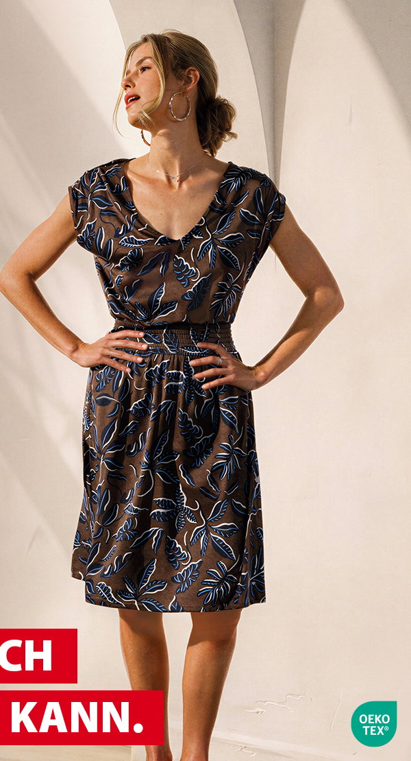 Frauenmodel trägt knielanges Kleid, braunes Blattmuster mit blauen Akzenten, kurzärmelig, Vorderansicht