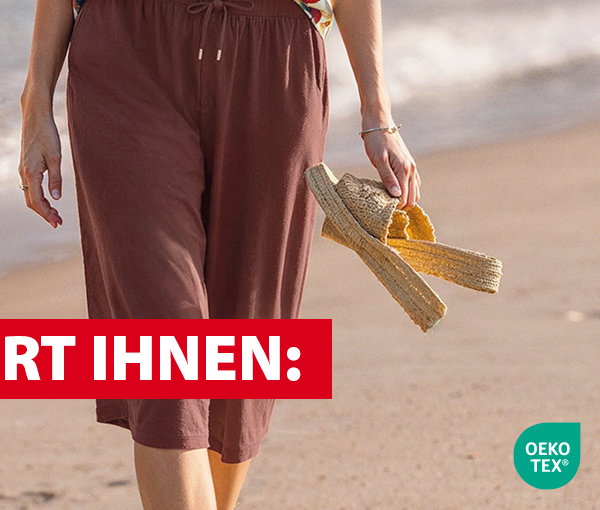 Frauenmodel trägt braune knielange Hose, gemustertes Oberteil, Vorderansicht