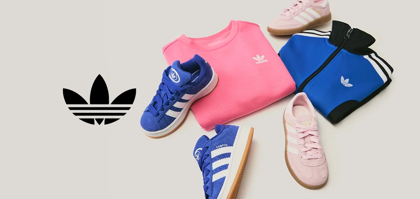 Blaue Wildledersneaker mit weißen Streifen, pinke Sneaker, ein pinker Sweatshirt und eine blaue Trainingsjacke mit schwarzen Akzenten und Logo.