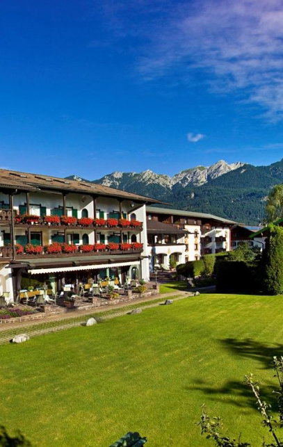 hotel außenansicht mitten im Grünen