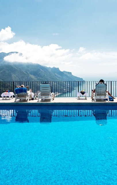 Pool Liegen mit traumhafter Aussicht auf das Meer
