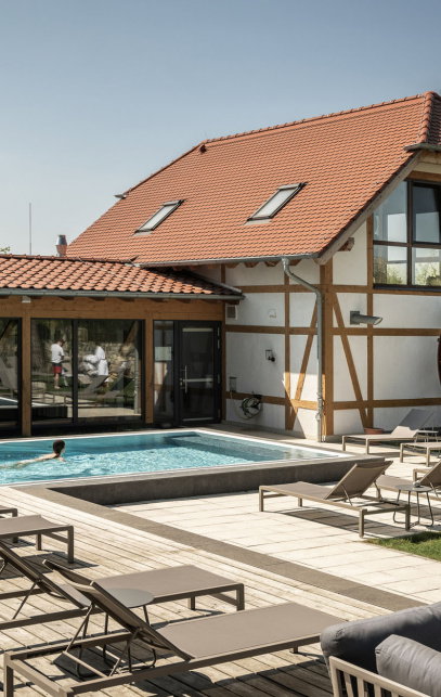 Hotel Außenansicht mit Pool
