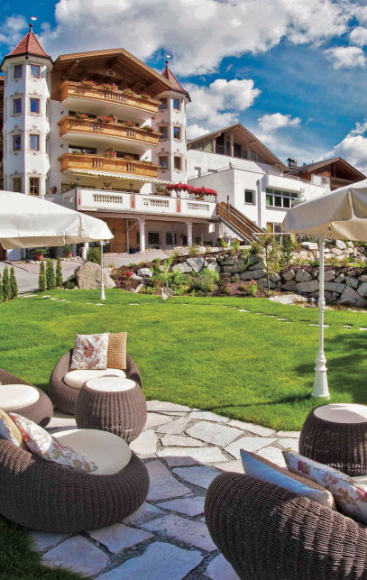 Hotel außenansicht mit terrasse und gemütlicher sitzgelegenheit